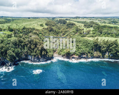 Drone aérien de pont sur une rivière coule dans l'océan pacifique sur Big Island à Hawaï Banque D'Images