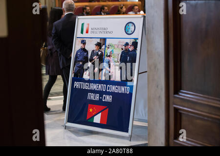 Roma, Italie. 05Th Nov, 2019. Cérémonie de présentation sur la Piazza del Campidoglio à Rome des patrouilles conjointes entre la police italienne et des officiers de police chinois (photo de Matteo Nardone/Pacific Press) Credit : Pacific Press Agency/Alamy Live News Banque D'Images