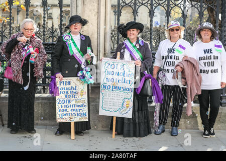 Londres, le 05 novembre 2019. Les femmes de la "WASPI" (les femmes contre les pensions d'état d'inégalité) campagne, de nombreux dans des tenues des suffragettes, protester contre ce qu'ils considèrent être les clauses abusives de leur pension d'état et la façon dont l'âge légal de la retraite pour les hommes et les femmes a été égalisée. Le groupe se tenir dans une chaîne de solidarité ainsi que les chambres du Parlement et, plus tard, bloquer une route sur la place du Parlement pour leur cause. Credit : Imageplotter/Alamy Live News Banque D'Images