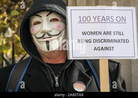 Londres, le 05 novembre 2019. Les femmes de la "WASPI" (les femmes contre les pensions d'état d'inégalité) campagne, de nombreux dans des tenues des suffragettes, protester contre ce qu'ils considèrent être les clauses abusives de leur pension d'état et la façon dont l'âge légal de la retraite pour les hommes et les femmes a été égalisée. Le groupe se tenir dans une chaîne de solidarité ainsi que les chambres du Parlement et, plus tard, bloquer une route sur la place du Parlement pour leur cause. Credit : Imageplotter/Alamy Live News Banque D'Images