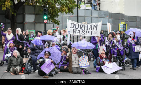 Londres, le 05 novembre 2019. Les femmes de la "WASPI" (les femmes contre les pensions d'état d'inégalité) campagne, de nombreux dans des tenues des suffragettes, protester contre ce qu'ils considèrent être les clauses abusives de leur pension d'état et la façon dont l'âge légal de la retraite pour les hommes et les femmes a été égalisée. Le groupe se tenir dans une chaîne de solidarité ainsi que les chambres du Parlement et, plus tard, bloquer une route sur la place du Parlement pour leur cause. Credit : Imageplotter/Alamy Live News Banque D'Images