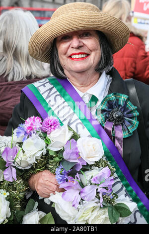 Londres, le 05 novembre 2019. Les femmes de la "WASPI" (les femmes contre les pensions d'état d'inégalité) campagne, de nombreux dans des tenues des suffragettes, protester contre ce qu'ils considèrent être les clauses abusives de leur pension d'état et la façon dont l'âge légal de la retraite pour les hommes et les femmes a été égalisée. Le groupe se tenir dans une chaîne de solidarité ainsi que les chambres du Parlement et, plus tard, bloquer une route sur la place du Parlement pour leur cause. Credit : Imageplotter/Alamy Live News Banque D'Images