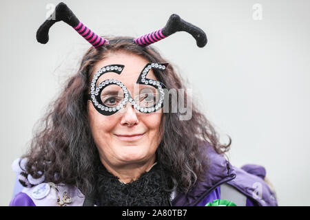 Londres, le 05 novembre 2019. Les femmes de la "WASPI" (les femmes contre les pensions d'état d'inégalité) campagne, de nombreux dans des tenues des suffragettes, protester contre ce qu'ils considèrent être les clauses abusives de leur pension d'état et la façon dont l'âge légal de la retraite pour les hommes et les femmes a été égalisée. Le groupe se tenir dans une chaîne de solidarité ainsi que les chambres du Parlement et, plus tard, bloquer une route sur la place du Parlement pour leur cause. Credit : Imageplotter/Alamy Live News Banque D'Images