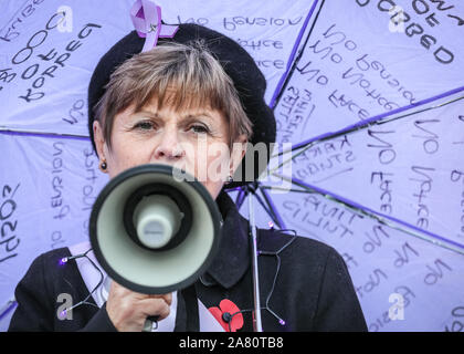 Londres, le 05 novembre 2019. Les femmes de la "WASPI" (les femmes contre les pensions d'état d'inégalité) campagne, de nombreux dans des tenues des suffragettes, protester contre ce qu'ils considèrent être les clauses abusives de leur pension d'état et la façon dont l'âge légal de la retraite pour les hommes et les femmes a été égalisée. Le groupe se tenir dans une chaîne de solidarité ainsi que les chambres du Parlement et, plus tard, bloquer une route sur la place du Parlement pour leur cause. Credit : Imageplotter/Alamy Live News Banque D'Images