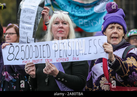 Londres, le 05 novembre 2019. Les femmes de la "WASPI" (les femmes contre les pensions d'état d'inégalité) campagne, de nombreux dans des tenues des suffragettes, protester contre ce qu'ils considèrent être les clauses abusives de leur pension d'état et la façon dont l'âge légal de la retraite pour les hommes et les femmes a été égalisée. Le groupe se tenir dans une chaîne de solidarité ainsi que les chambres du Parlement et, plus tard, bloquer une route sur la place du Parlement pour leur cause. Credit : Imageplotter/Alamy Live News Banque D'Images