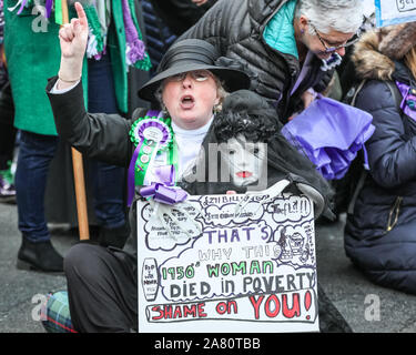 Londres, le 05 novembre 2019. Les femmes de la "WASPI" (les femmes contre les pensions d'état d'inégalité) campagne, de nombreux dans des tenues des suffragettes, protester contre ce qu'ils considèrent être les clauses abusives de leur pension d'état et la façon dont l'âge légal de la retraite pour les hommes et les femmes a été égalisée. Le groupe se tenir dans une chaîne de solidarité ainsi que les chambres du Parlement et, plus tard, bloquer une route sur la place du Parlement pour leur cause. Credit : Imageplotter/Alamy Live News Banque D'Images