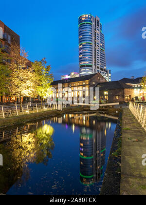 Lieu de Bridgwater reflétée dans le bassin du Canal à Granry Wharf au crépuscule Leeds West Yorkshire Angleterre Banque D'Images