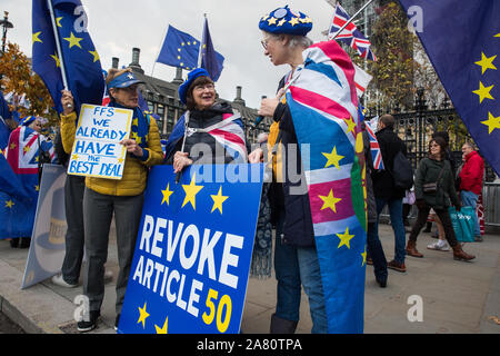 Londres, Royaume-Uni. 5 novembre, 2019. Des militants pro-UE de Stand de mépris Mouvement Européen (SODEM) recueillir l'extérieur du Parlement lors de la dernière journée à la Chambre des communes est dissoute en vue de l'élection générale. Credit : Mark Kerrison/Alamy Live News Banque D'Images