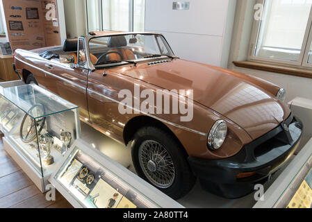 Une voiture de sport de la BTP sur l'affichage du County Hall dans Market Place d'Abingdon-on-Thames, Banque D'Images