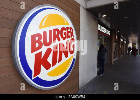 Madrid, Espagne. 5ème Nov, 2019. Le logo Burger King vu dans un restaurant à Madrid. Crédit : John Milner SOPA/Images/ZUMA/Alamy Fil Live News Banque D'Images