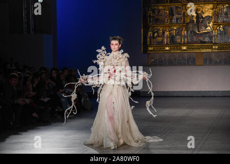 Guo Pei, la mode en mouvement au Victoria & Albert Museum. C'était le premier podium Guo Pei au Royaume-Uni, mettant en valeur son univers collection. Guo Pei est l'une des plus célèbres créateurs de mode. Elle s'habille d'image, des célébrités et des icônes de mode pour les 20 dernières années. Mettre en valeur l'artisanat traditionnel chinois contemporain tout en intégrant l'innovation. Ses créations s'inspirent de mythes, légendes, religieux, de l'architecture et de son patrimoine culturel Banque D'Images