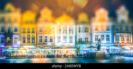 Vision artistique de la vieille ville de Poznan / Pologne, Tilt Shift - blur, correctifs et des stries de lumières colorées. Photo de nuit. Banque D'Images