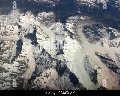 Glacier d'Aletsch Aletschgletscher (Concordia) et lieu (Konkordiaplatz) dans les Alpes bernoises en Suisse sur la photo d'un aéronef. Banque D'Images