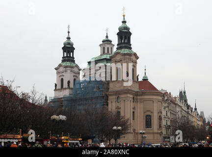 Travaux de restauration sur l'église Saint Nicolas (Kostel svatého Mikuláše) à la place de la vieille ville de Prague, en République tchèque, le 10 décembre 2014. L'église conçue par l'architecte baroque Kilian Ignaz Dientzenhofer est repeint de la couleur blanche à l'argile brown qui est typique de l'architecture baroque. Banque D'Images