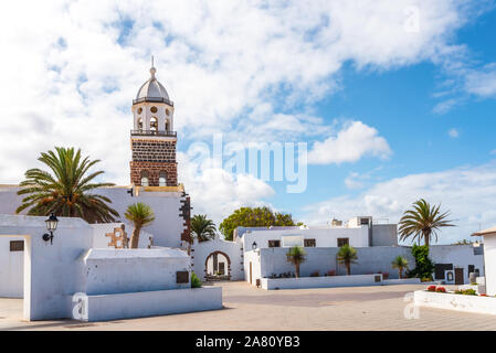 Église Nuestra Señora de Guadalupe en Teguise, ancienne capitale de Lanzarote, Canaries, contre beau ciel bleu sur sunny day Banque D'Images