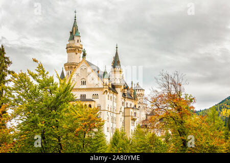 Fragment de château de Neuschwanstein encadré par les arbres d'automne en Allemagne Banque D'Images