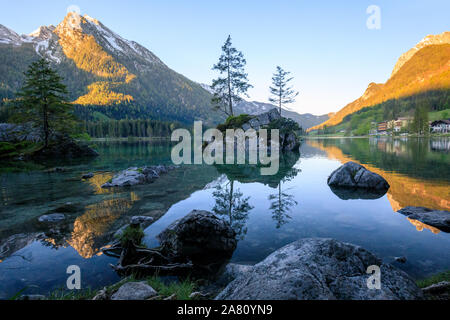 Lever du soleil magnifique lac Hintersee de. Vue incroyable matin des Alpes bavaroises sur la frontière autrichienne, l'Allemagne, Banque D'Images