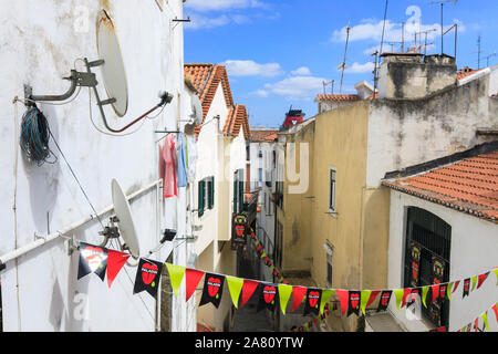 Lisbonne, Portugal : rue étroite typique blanchi à la chaux dans l'Alfama, le plus vieux quartier de Lisbonne. Banque D'Images