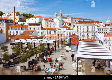 Lisbonne, Portugal : se détendre dans un café à l'extérieur du Miradouro das Portas do Sol de vue. Alfama vieille ville et monastère de São Vicente de Fora Banque D'Images