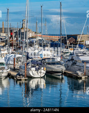 La fin de l'après-midi au port de Ramsgate. Avec des bateaux de pêche, des yachts, des petits bateaux et des bateaux de vitesse. Ciel bleu profond et réflexions sur la mer. Banque D'Images