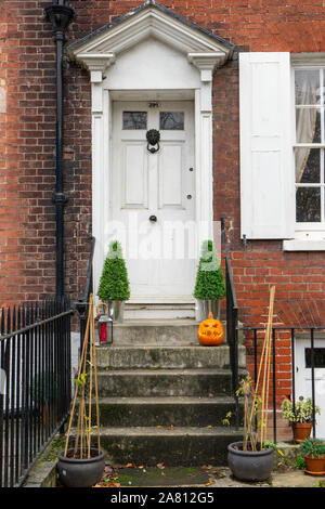 L'avant d'une maison anglaise avec une seule citrouille sculptée ou jack-o-lanterne sur l'étape Banque D'Images
