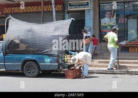 Les fruits et légumes frais d'un vendeur de rue à David panama Banque D'Images