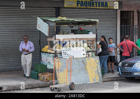 Les fruits et légumes frais d'un vendeur de rue à David panama Banque D'Images