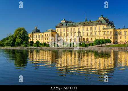 Réflexions de Drottningholm dans un lac près de Stockholm, Suède. Banque D'Images