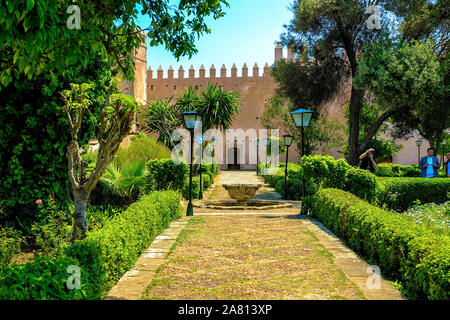 Vue sur les jardins andalous dans la Kasbah de l'ancienne forteresse qui Udayas à Rabat au Maroc est situé à l'embouchure de la rivière Bou Regreg. Rabat Banque D'Images