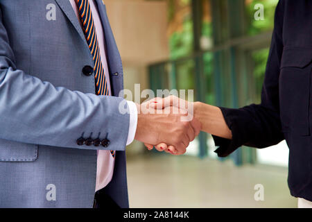 Close-up of business people shaking hands in l'office. Banque D'Images