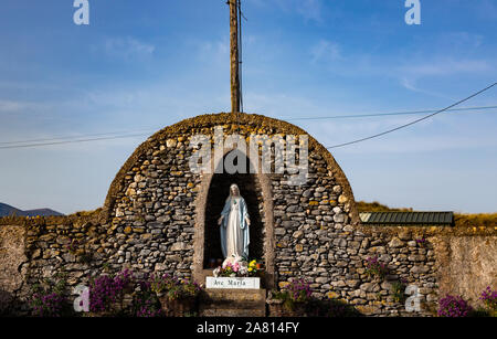 Vieille route de culte de la Vierge Marie dans l'Irlande rurale au lever du soleil,l'Irlande est célèbre pour avoir une grande quantité de grottes et sanctuaires mariaux routière Banque D'Images