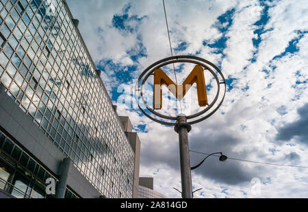 Paris, France - 3 octobre, 2019 : Looking up at Metro affiche à l'extérieur de station de métro à Paris, France Banque D'Images