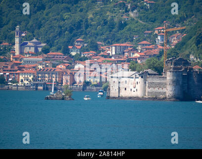 Cannero Riviera destination touristique connue et les îles avec des châteaux, l'un des symboles du Lac Majeur. Italie Banque D'Images