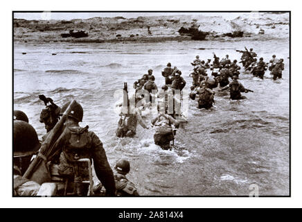 UTAH BEACH, FRANCE : les troupes américaines débarquent à partir de débarquement et Wade à terre sous un feu Nazi intrenched pendant le jour J 06 juin 1944. Les forces alliées d'assaut les plages de Normandie. Le débarquement allié en Normandie a conduit à la libération de la France qui a marqué le point tournant dans le front occidental de la Seconde Guerre mondiale. Banque D'Images