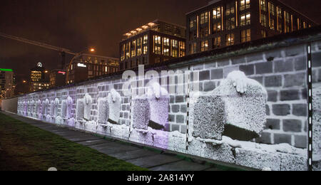 Berlin, Allemagne. 05Th Nov, 2019. À la East Side Gallery, les événements historiques de la chute du Mur de Berlin sont dites d'histoires courtes via ce qu'on appelle la cartographie de projection. À travers Berlin, les événements de la révolution pacifique et l'ouverture du Mur sera présenté à sept emplacements d'origine avec des projections vidéo 3D à partir de l'historique des images et des vidéos en combinaison avec la lumière et les effets sonores. Credit : Jörg Carstensen/dpa/Alamy Live News Banque D'Images