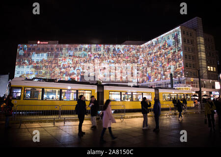 Berlin, Allemagne. 05Th Nov, 2019. Sur Alexanderplatz, les événements historiques de la chute du Mur de Berlin sont dites d'histoires courtes via ce qu'on appelle la cartographie de projection. À travers Berlin, les événements de la révolution pacifique et l'ouverture du Mur sera présenté à sept emplacements d'origine avec des projections vidéo 3D à partir de l'historique des images et des vidéos en combinaison avec la lumière et les effets sonores. Credit : Jörg Carstensen/dpa/Alamy Live News Banque D'Images