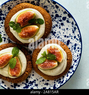 Vegan sans gluten sains avec des gâteaux et de la base de biscuit sésame crème de cajou. à une cuisine saine. Banque D'Images