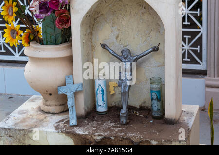 Culiacan, Sinaloa, Mexique - 10 octobre 2019 : La Tombe décorée avec des bougies, des fleurs et une figure de Jésus Christ en argent Banque D'Images