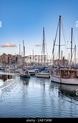 Début de soirée au port de Ramsgate. Avec des bateaux de pêche, des yachts, des petits bateaux et des bateaux de vitesse. Ciel bleu profond et réflexions sur la mer. Banque D'Images