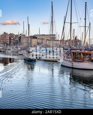 Début de soirée au port de Ramsgate. Avec des bateaux de pêche, des yachts, des petits bateaux et des bateaux de vitesse. Ciel bleu profond et réflexions sur la mer. Banque D'Images