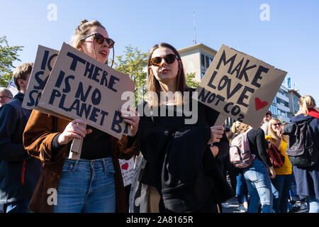 Deux jeunes femmes qui protestaient contre la politique actuelle concernant la crise du changement climatique dans le monde entier avec leurs mains en signe de protestation Banque D'Images