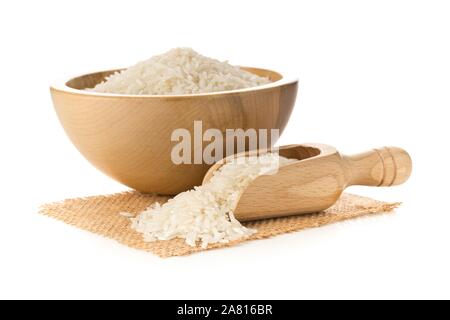 Tas de matières premières non cuits, blanc à grains longs à bol en bois et en bois sur fond blanc - selective focus Banque D'Images