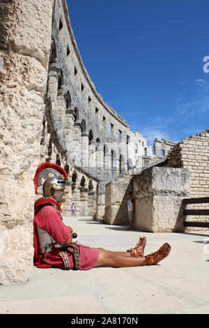 Soldat romain dans Arena à Pula, Croatie Banque D'Images