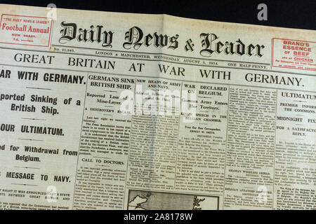 Journal de réplique au début de la Première Guerre mondiale : la première page du Daily News & journal Reader le 5 août 1914 L'annonce de 'la Grande-Bretagne en guerre'. Banque D'Images