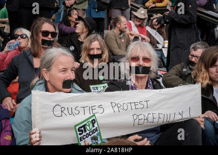 London,UK, 16e Octobre 2019. Sur la deuxième semaine de l'Extinction, beaucoup d'Action Octobre Rebelion mettre du ruban adhésif sur la bouche . Banque D'Images