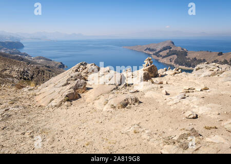 Des tas de pierres sur l'Challa Communauté dans le côté nord de l'île du soleil, lac Titicaca, Bolivie Banque D'Images