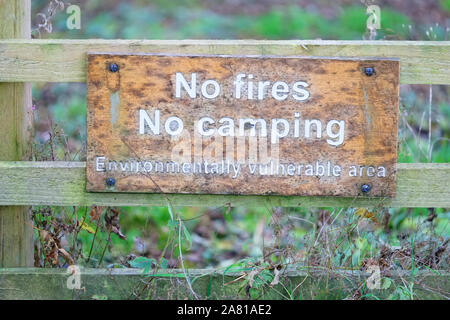 Pas de feux et camping sign in Lake District Angleterre UK Banque D'Images