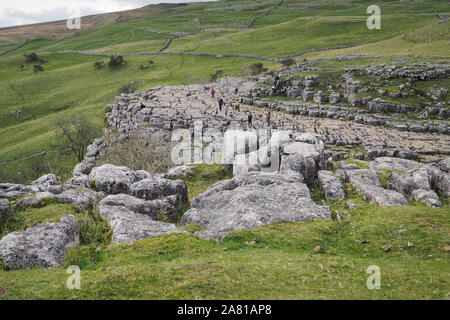 Lapiez haut au-dessus de Malham Cove contre champs verts et de murs en pierre sèche, Yorkshire Dales Banque D'Images