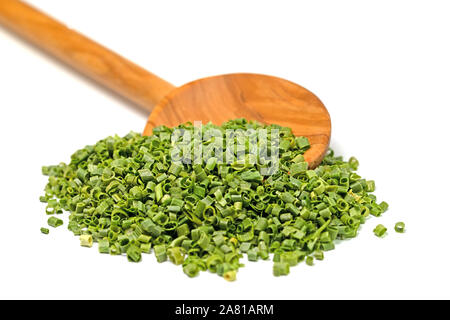 La ciboulette séchée et tranchées sur une cuillère en bois Banque D'Images