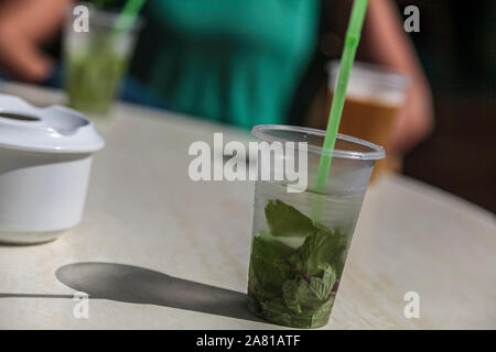 C'est un Mojito cubain traditionnel boisson à base de rhum blanc, sucre, jus de lime, soda, d'eau et de feuilles de menthe fraîche Banque D'Images